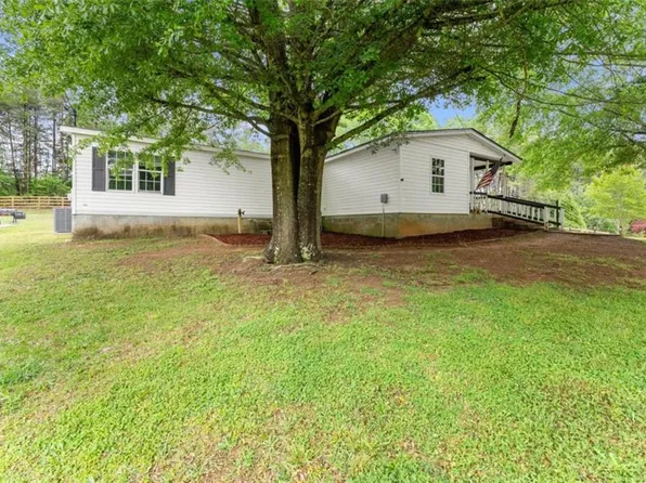 1533 Scenic Dr, Toccoa, GA 30577