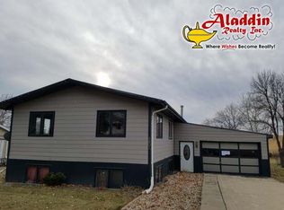 4801 W Roughrider Cir, Mandan, ND 58554