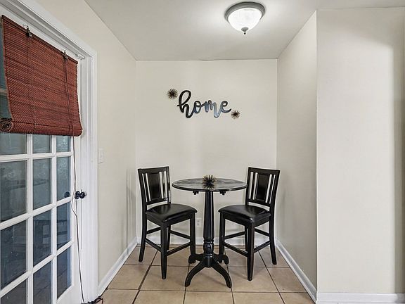 5th image of 3226 Holland Ln