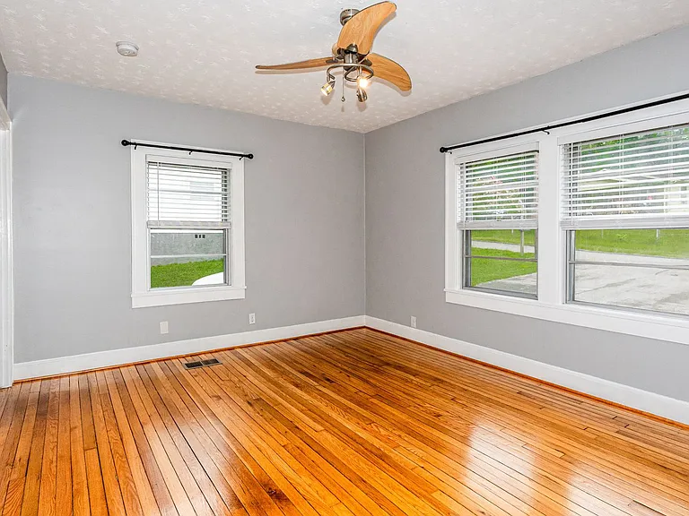 924 Hall St — Photo 11