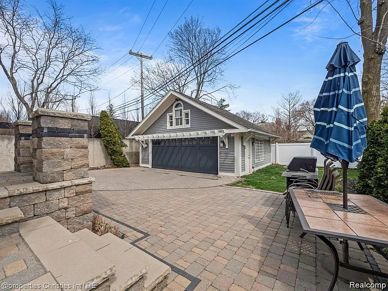 731 S Bates St — Photo 43