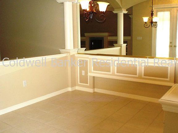Dining area w/pass-thru