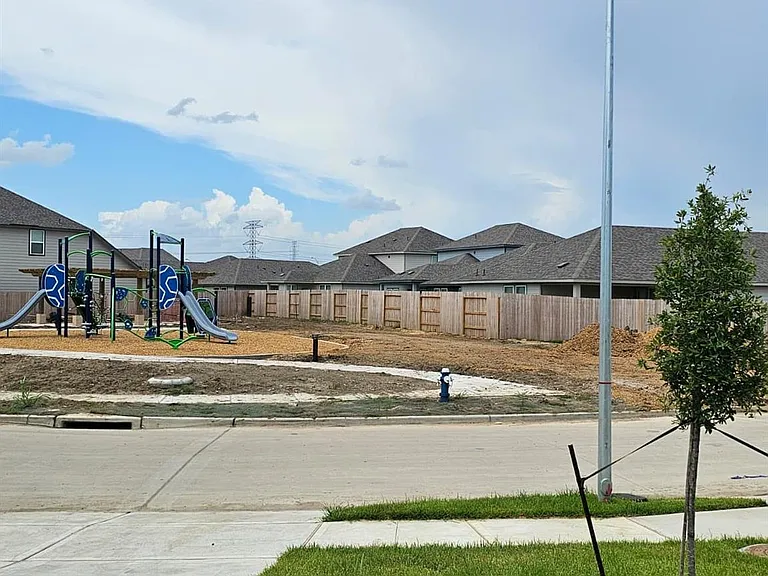 1402 Copeland Dr — Photo 2