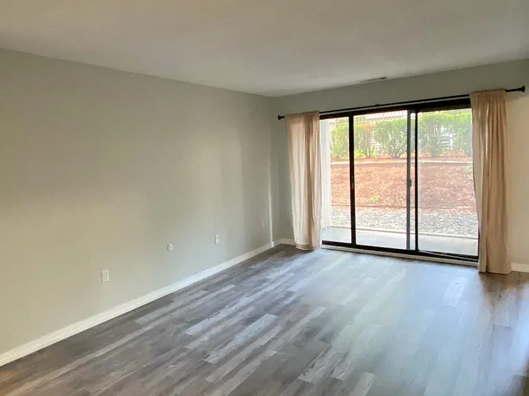 68 Shrewsbury Green Dr #B — Photo 7