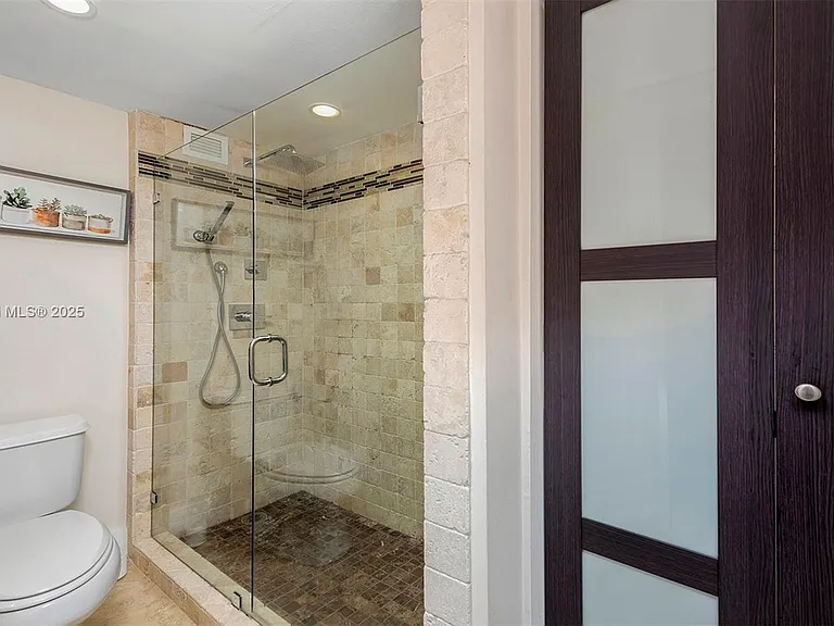 2301 Collins Ave #301 — Photo 12