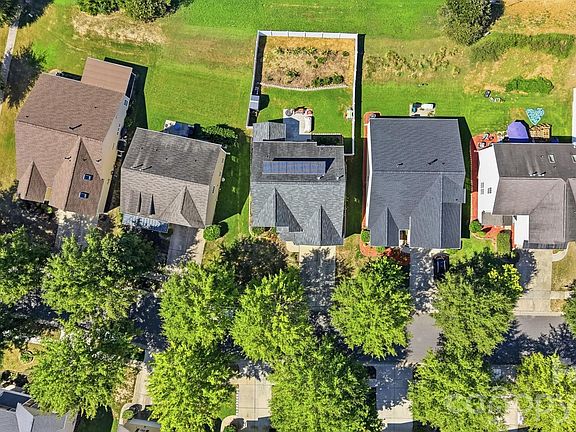 2nd image of 324 Minitree Ln