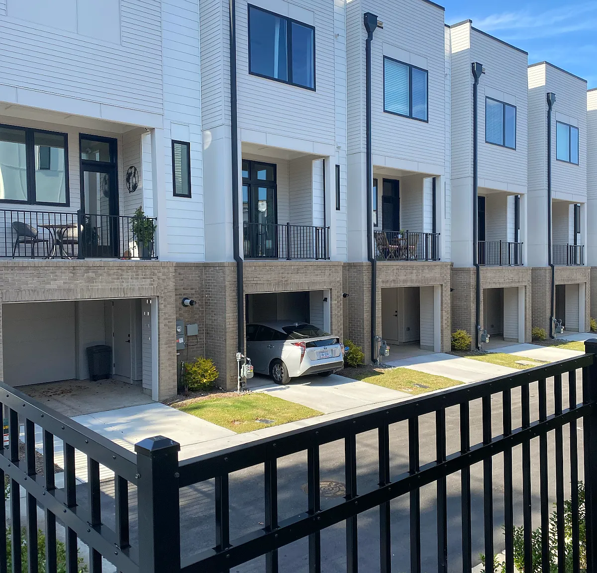 2 bed, 2.5 bath, 1576 sqft, $3,700 — Photo 2