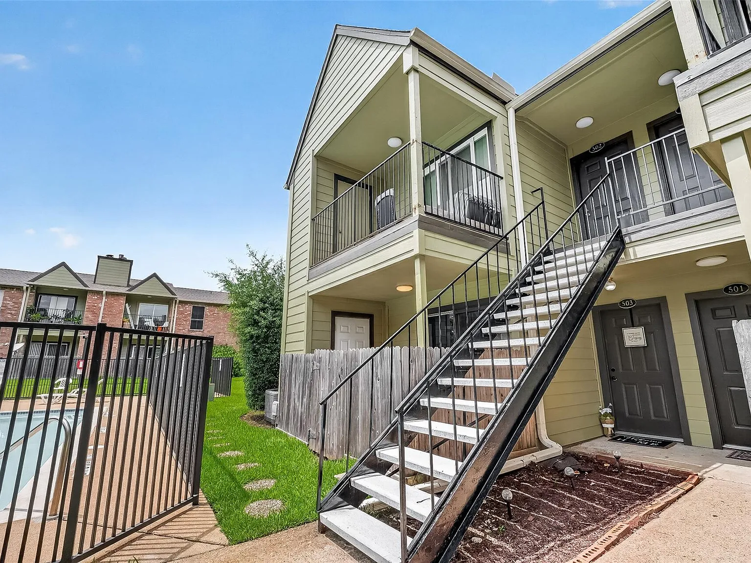 1 bed, 1.0 bath, 656 sqft, $1,040 — Photo 1