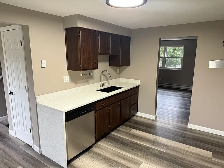 35 Sunnycrest Dr — Photo 5