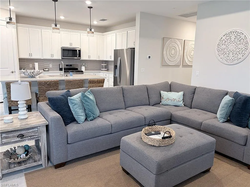 3 bed, 2.0 bath, 2081 sqft, $6,950 — Photo 2