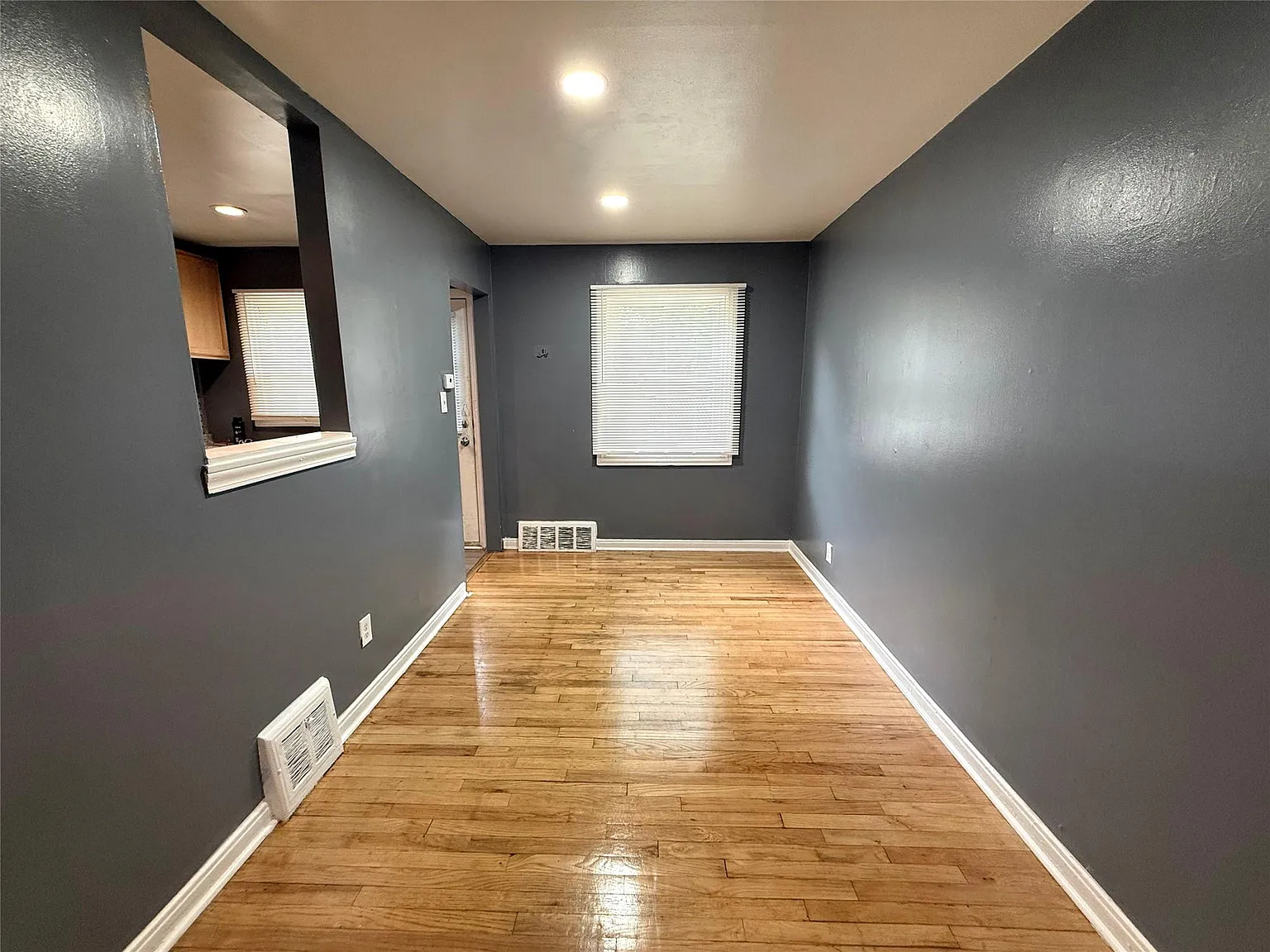 2 bed, 1.0 bath, 900 sqft, $1,100 — Photo 3
