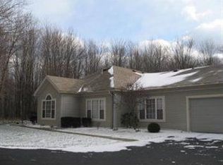 34 Stone Ridge Blvd, Hermitage, PA 16148