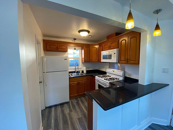 4th image of 426 Belleville St #A