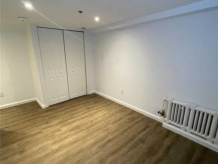 24 Strathgowan Ave #LOWER — Photo 9