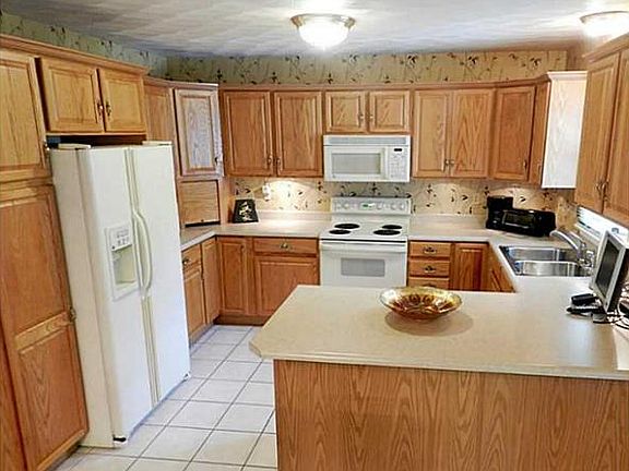 2nd image of 81 Laurel Dr