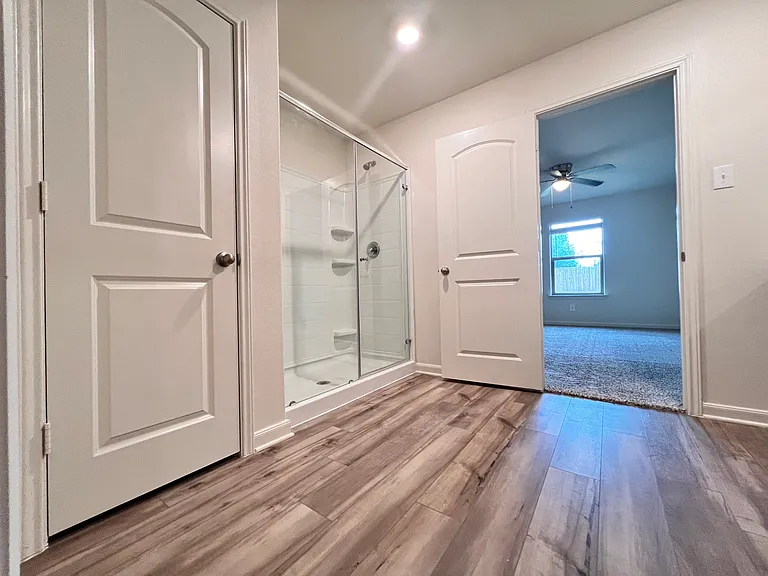 Primary bedroom suite bathroom