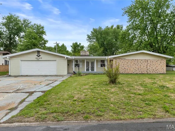 2240 Brook Dr, Florissant, MO 63033