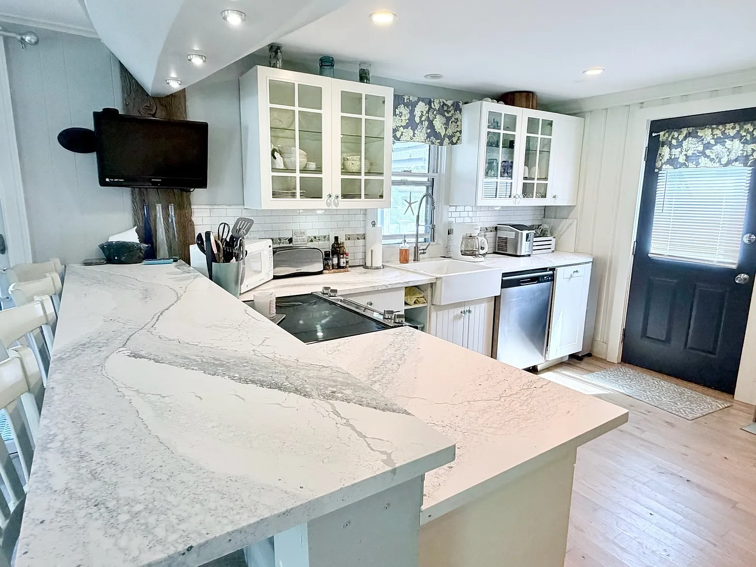 3 bed, 1.5 bath, 1152 sqft, $2,600 — Photo 3