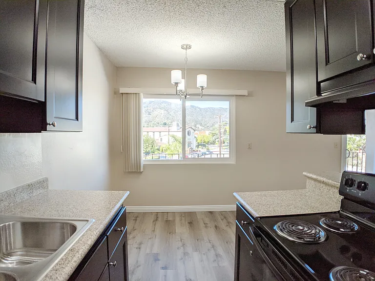 2851 Montrose Ave — Photo 9