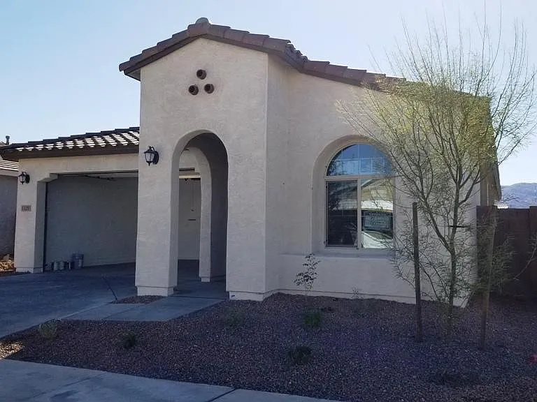 1329 E Glass Ln — Photo 2