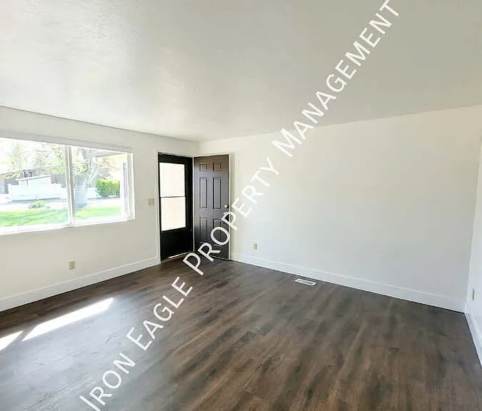 2420 Robert Ave — Photo 2