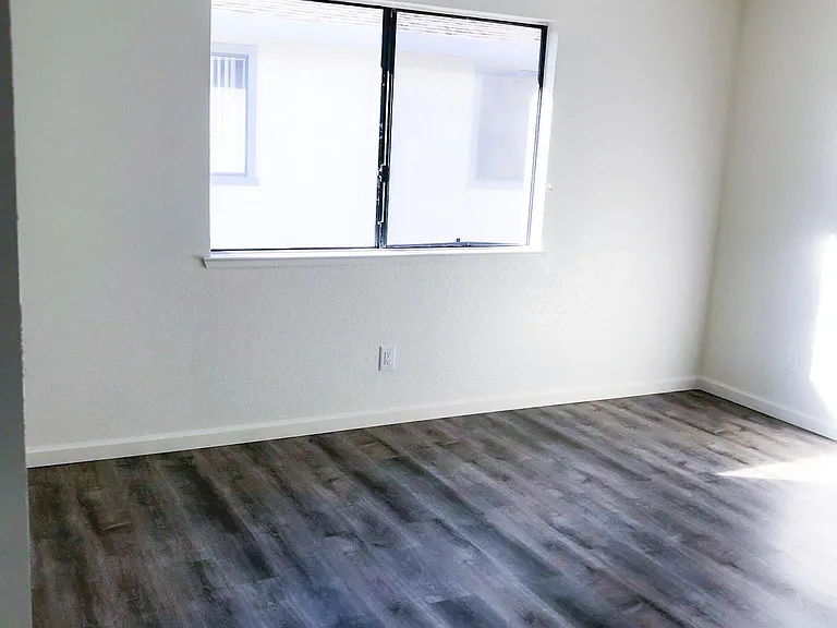 1537 Main St — Photo 4