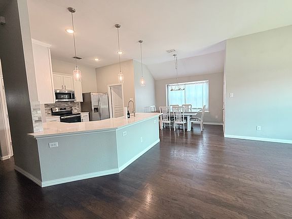 4th image of 2345 Aurora Dr