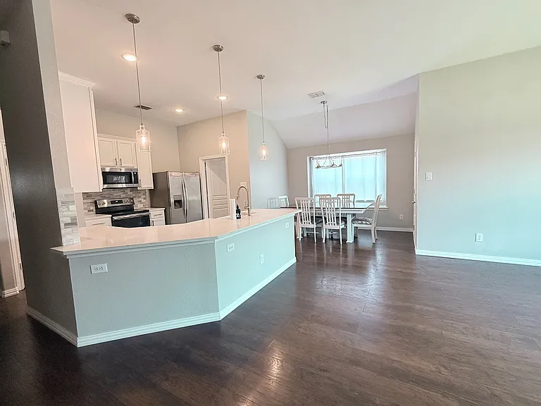 2345 Aurora Dr — Photo 4