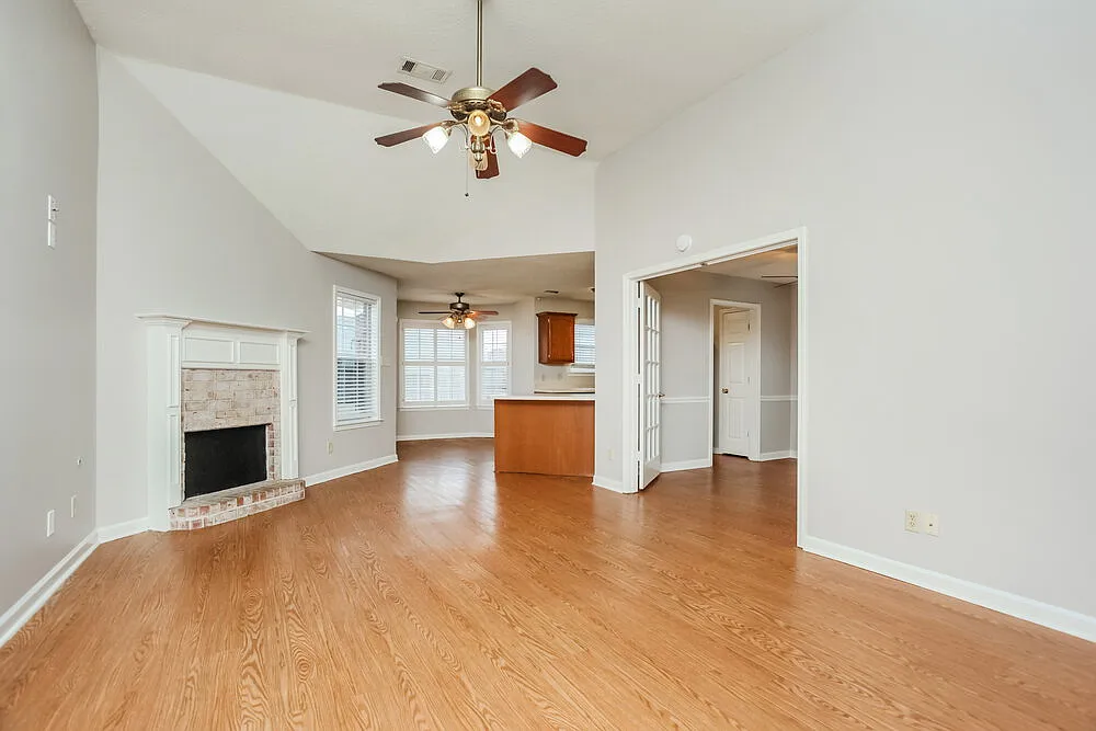 4 bed, 2.5 bath, 2100 sqft, $2,820 — Photo 4