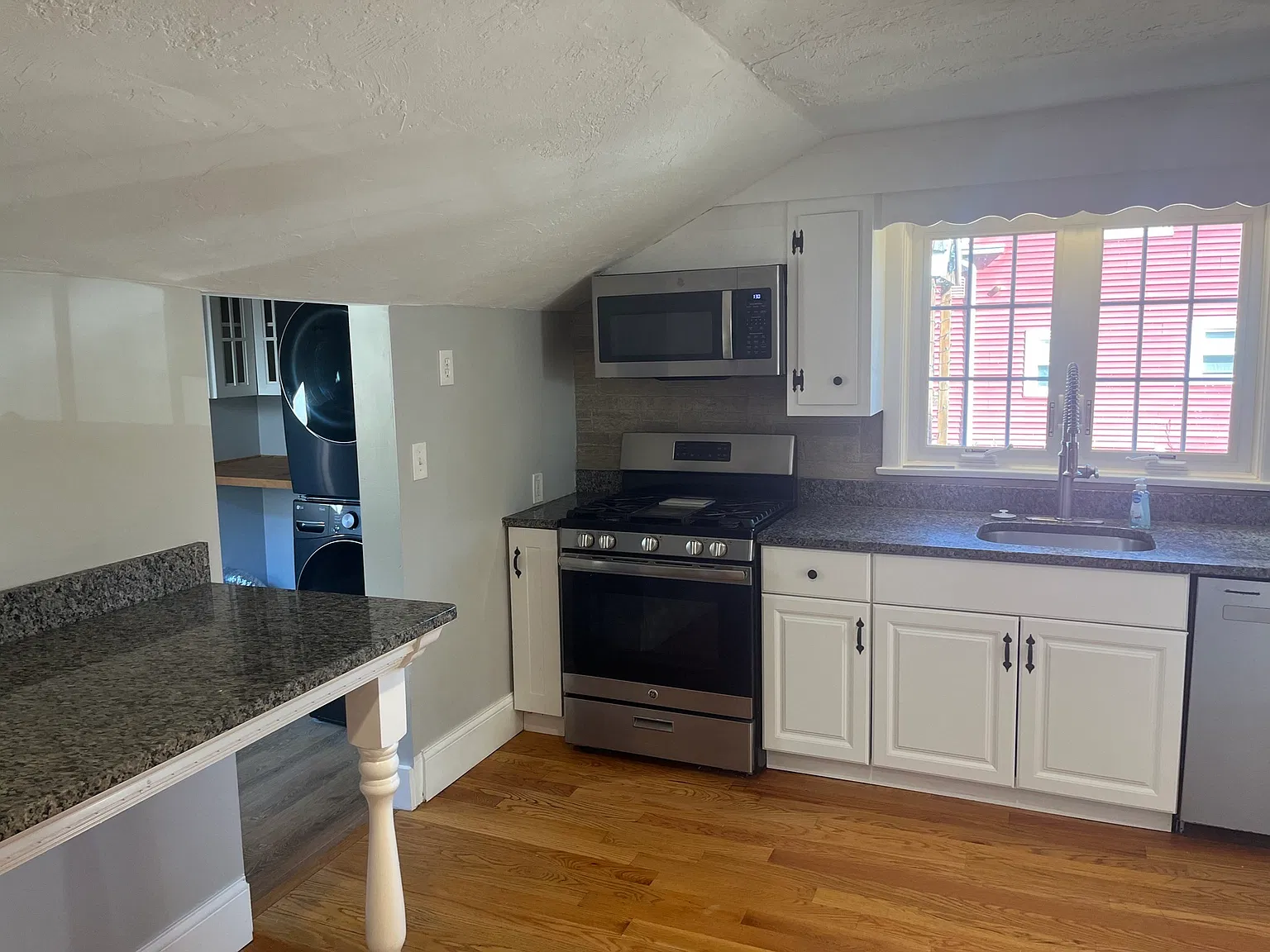 3 bed, 1.0 bath, 1264 sqft, $3,400 — Photo 3
