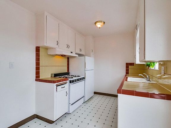 4th image of 4376 Louisiana St