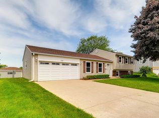 1400 Amherst Dr, Schaumburg, IL 60194