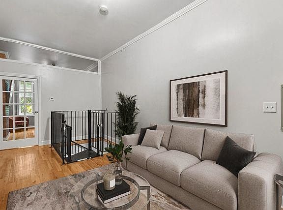 5th image of 206 6th St APT 1R