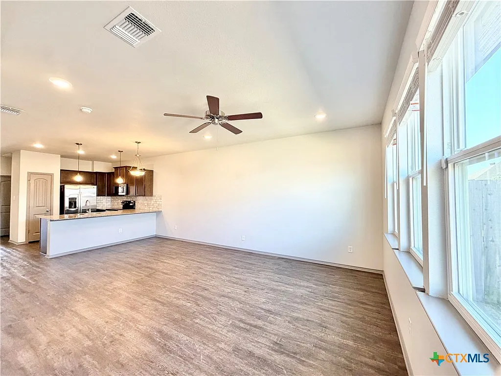 3 bed, 2.0 bath, 1411 sqft, $1,450 — Photo 4