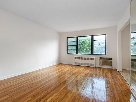 4th image of 25-10 Hoyt Ave S