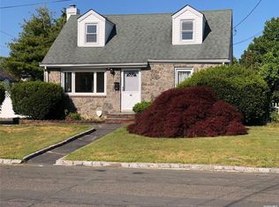 280 Saint Anns Ave, Copiague, NY 11726