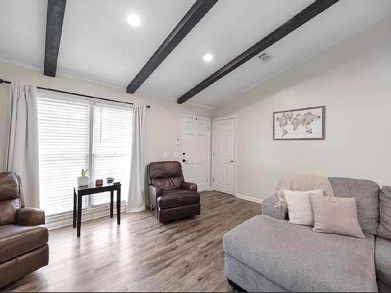 1504 Melanie Ln — Photo 6