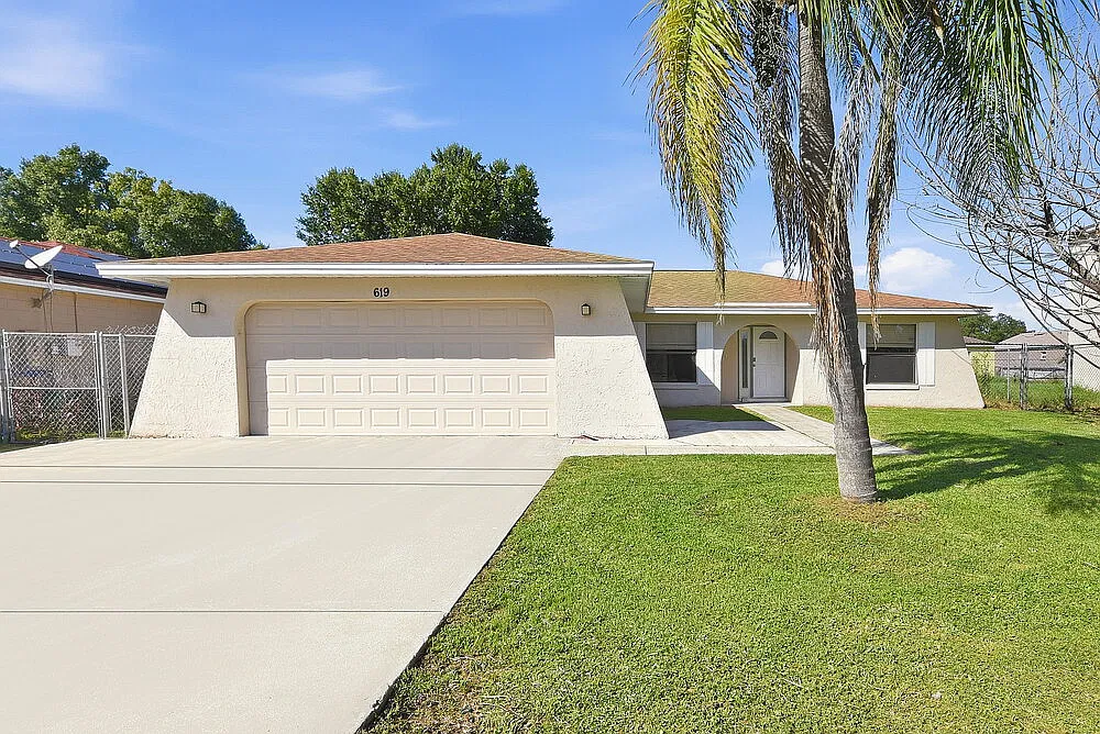 3 bed, 2.0 bath, 1372 sqft, $1,810 — Photo 1