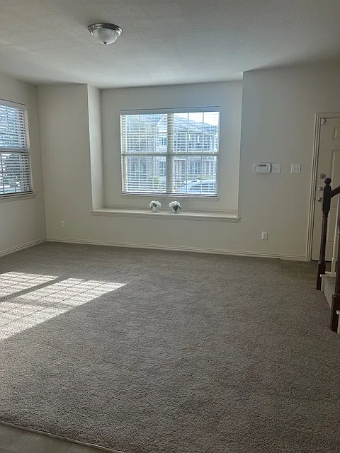 3 bed, 2.5 bath, 1479 sqft, $2,000 — Photo 2