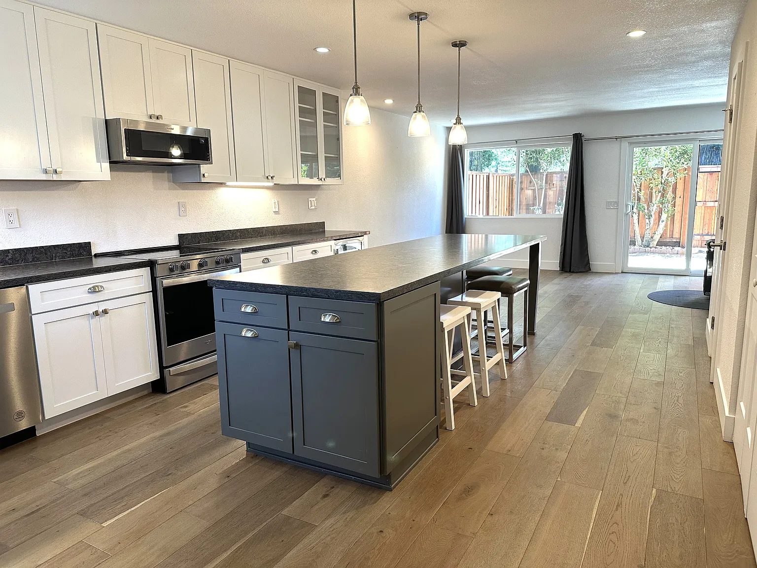 2 bed, 1162 sqft, $2,700 — Photo 1