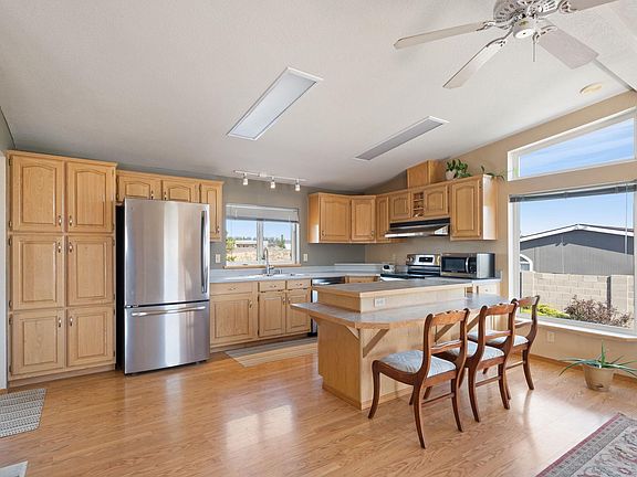 3rd image of 607 Roslyn Ct SW Lot 8