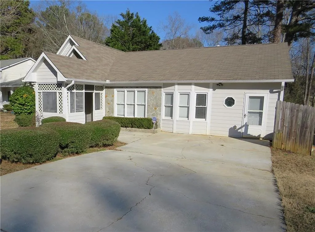 3 bed, 2075 sqft, $2,100 — Photo 1