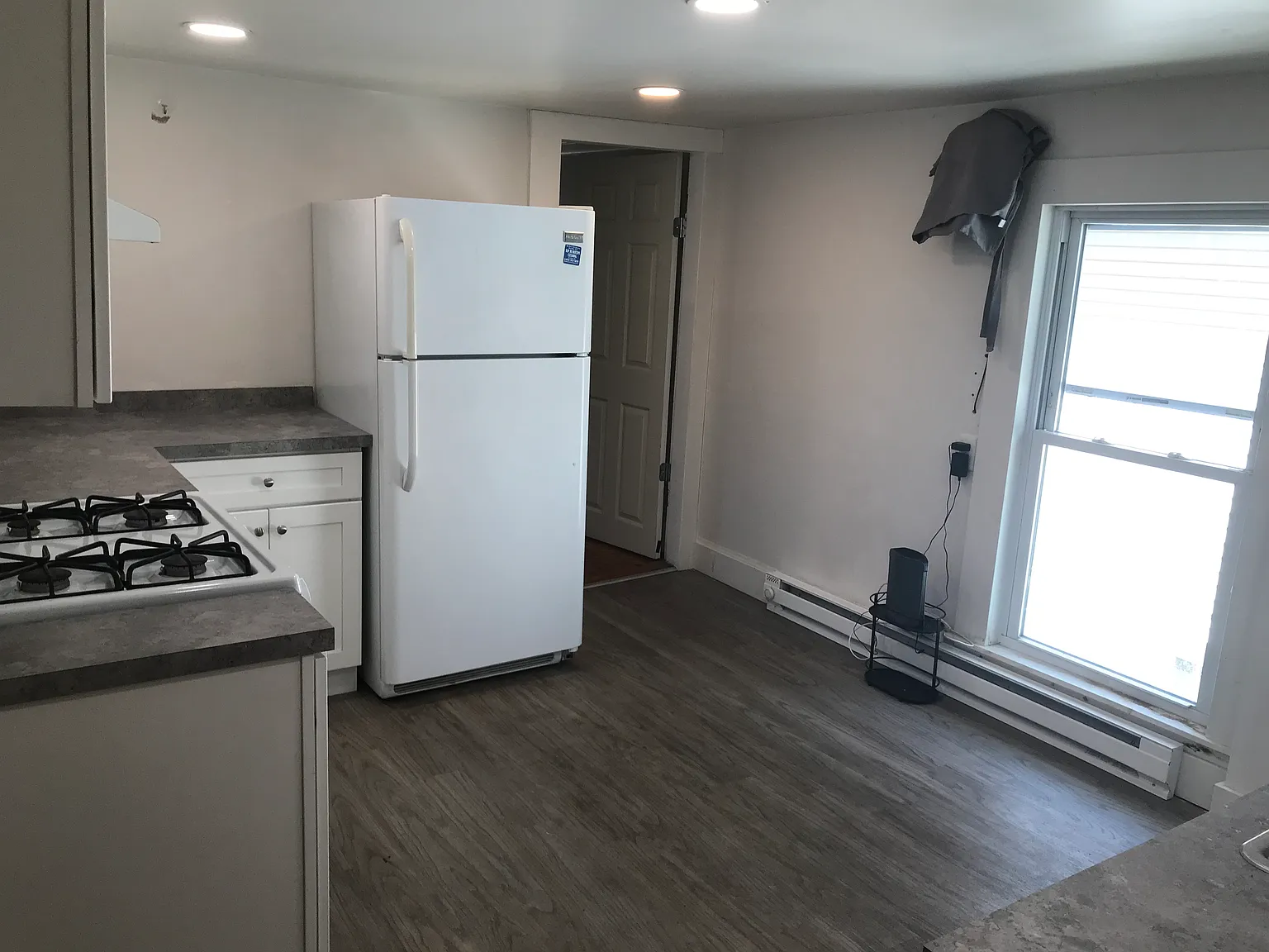 3 bed, 1000 sqft, $1,896 — Photo 3