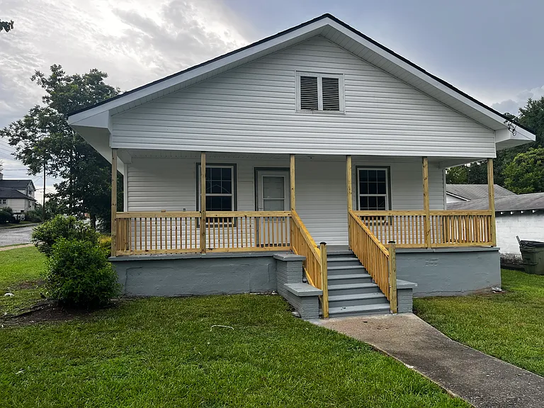 401 Elm St — Photo 1