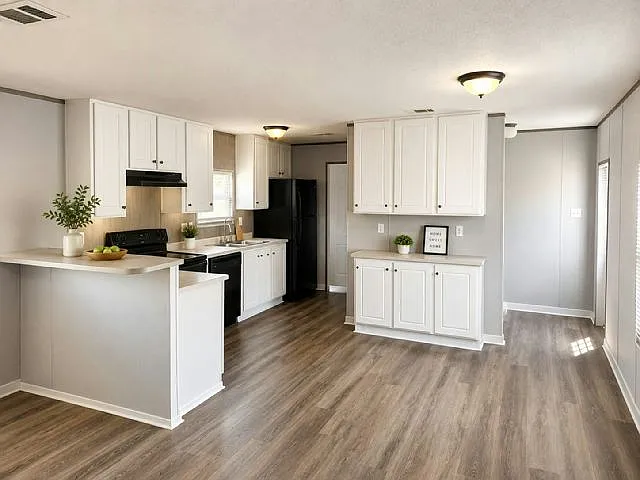 3 bed, 2.0 bath, 1056 sqft, $1,925 — Photo 2