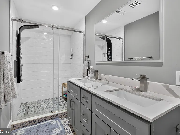 2328 E Fletcher St — Photo 27
