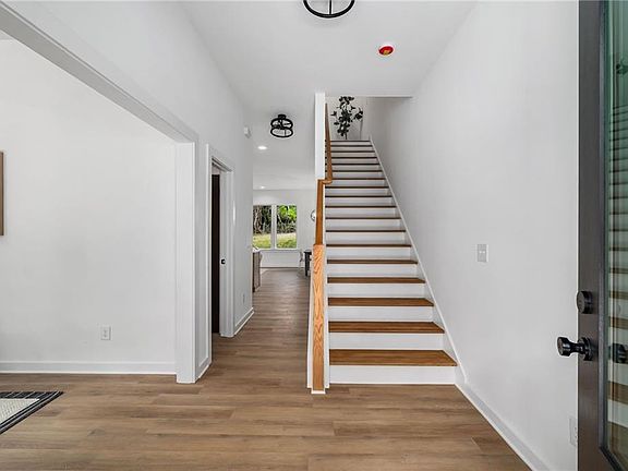 4th image of 1221 Elizabeth Ave SW