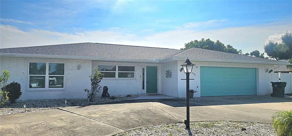3 bed, 2.0 bath, 2013 sqft, $4,300 — Photo 1