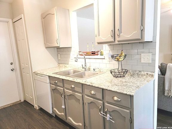 4th image of 3811 PIPERS CREST ST