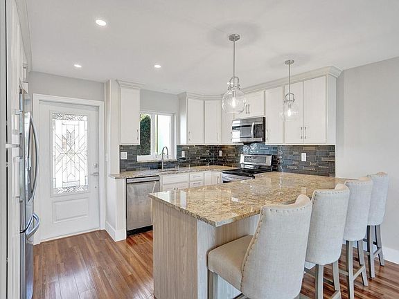 4th image of 2725 NE 32nd Avenue #4